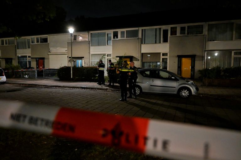 De man werd rond twee uur maandagnacht beschoten voor het huis aan het Verdiplein in Tilburg. 