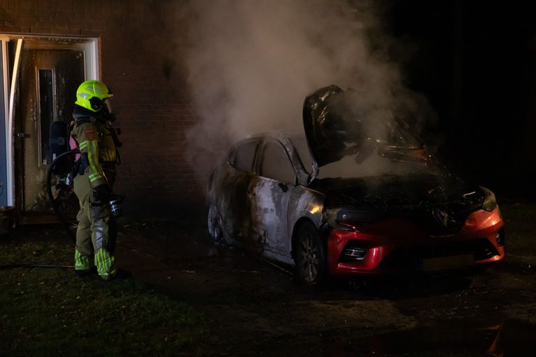 Van de auto op villapark Panjevaart in Hoeven bleef weinig over, ook een huis liep schade op (foto: Christian Traets/SQ Vision).