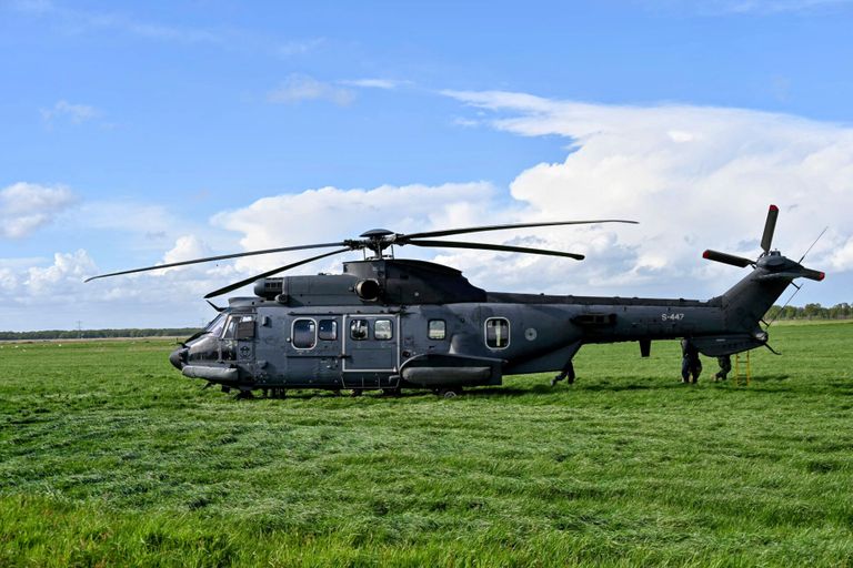 Militaire helikopter maakt voorzorgslanding (foto: Tom van der Put/SQ Vision).