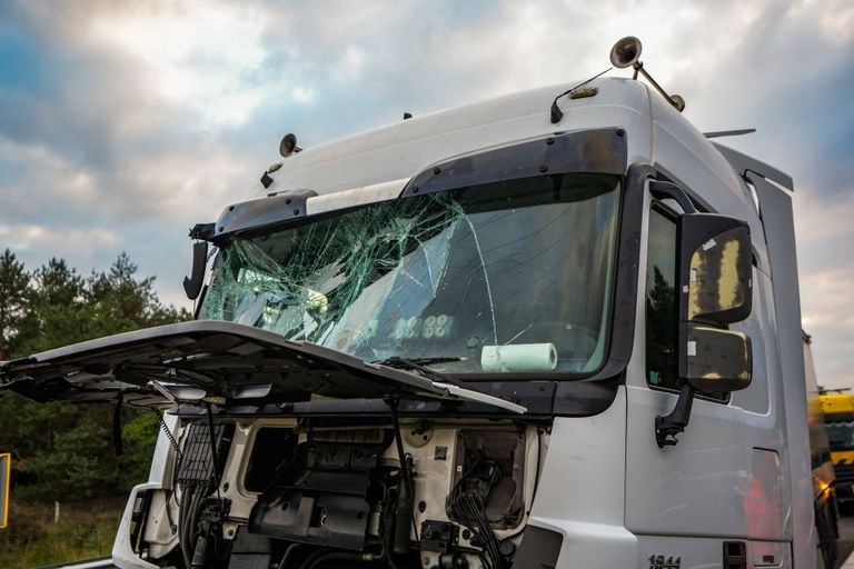 De schade aan de vrachtwagen was groot (foto: Persbureau Heitink).