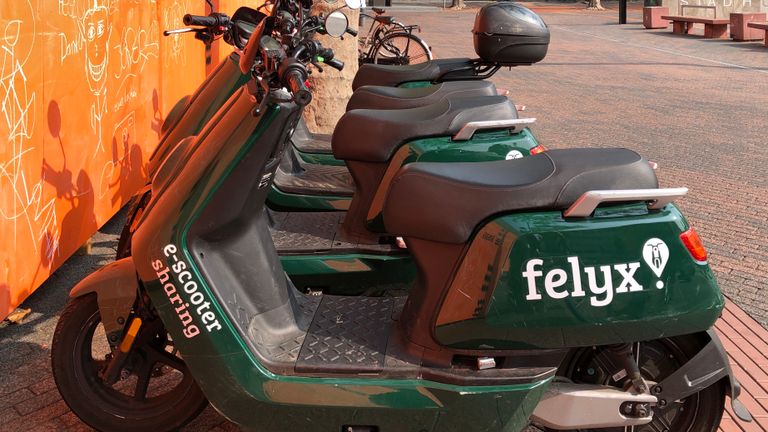 Ook deze groene deelscooters van Felyx rijden binnenkort in Eindhoven rond. 