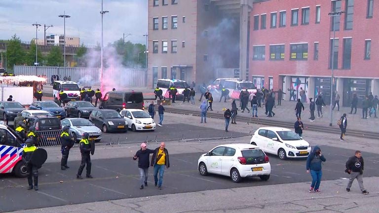 Na de wedstrijd was het enorm onrustig bij het stadion.