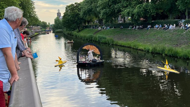 Deze zangers vermaakt het publiek met haar zangkunsten (foto: Megan Hanegraaf).