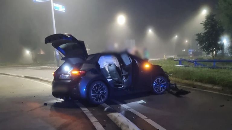 De auto crashte op een rotonde in Sint-Michielsgestel (foto: Instagram wijkagent Meierij).