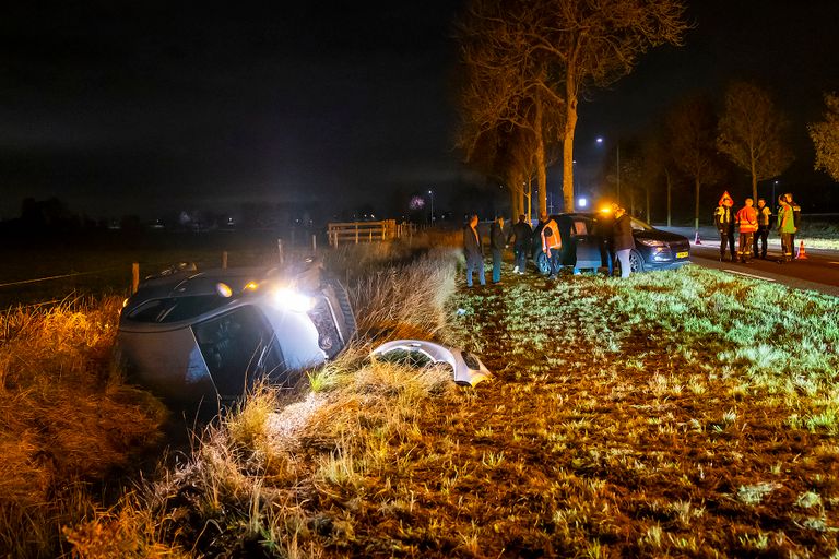 Het ongeluk bij Macharen gebeurde rond kwart voor twaalf zaterdagavond (foto: Gabor Heeres/SQ Vision).