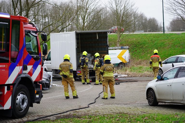 Een bakwagen vatte rond vlam aan de Oosterhoutseweg in Raamsdonksveer (foto: Jeroen Stuve/SQ Vision).