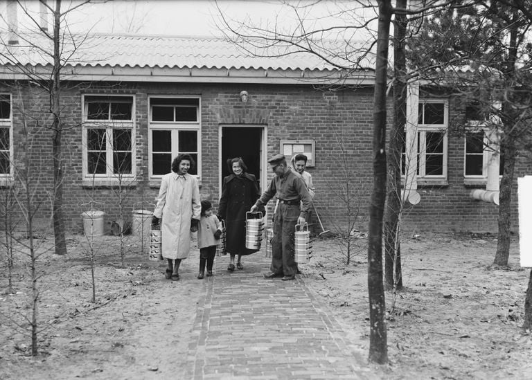 De eerste bewoners van Woonoord Lunetten arriveren in 1951 (foto: Nationaal Archief/Harry Pot).