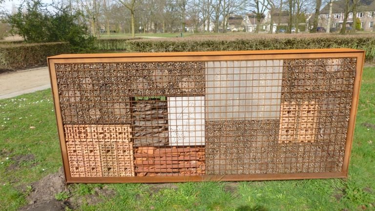 Een insectenhotel (foto: Mieke Huijbregts).