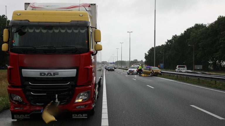 De vrachtwagen liep niet veel schade op (foto: Persbureau Heitink).