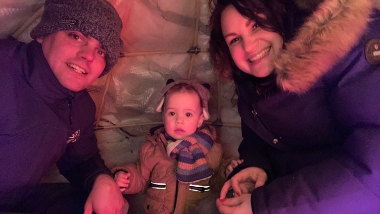 Savi met zijn ouders in de iglo in Bladel (foto: Joris Vingerhoets).