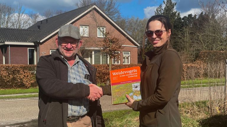 Behalve een speld kreeg Theo van de Voort van Fien Oost van het Brabants Landschap een boek (foto: Brabants Landschap).