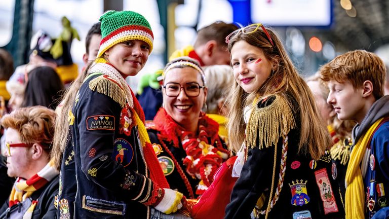 Wachten op de aankomst van de prins op Oeteldonk Centraol (foto: EYE4images).