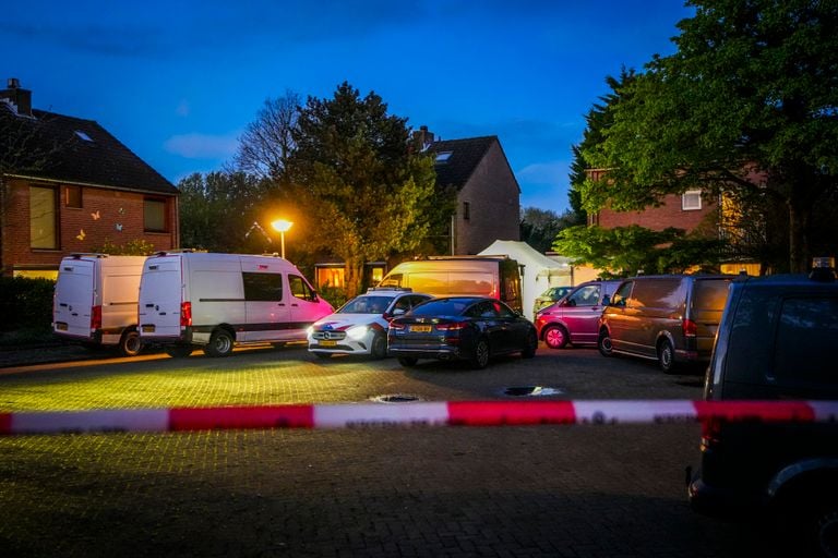 De politie is tot laat in de avond bezig met het onderzoek in de woning aan de Vilvoordehof (foto: SQ Vision).
