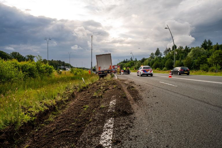 Vermoedelijk ging het mis bij het invoegen op de N2 (foto: Dave Hendriks /SQ Vision).