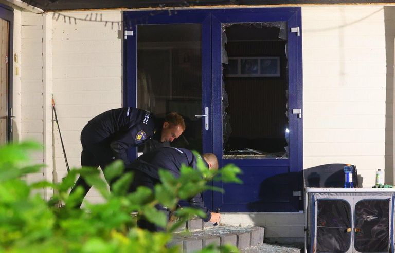 Agenten doen onderzoek bij het chalet in Schijndel (foto:  Bart Meesters).