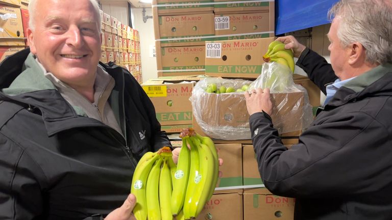 Ben en William de Groot bij de bananen.