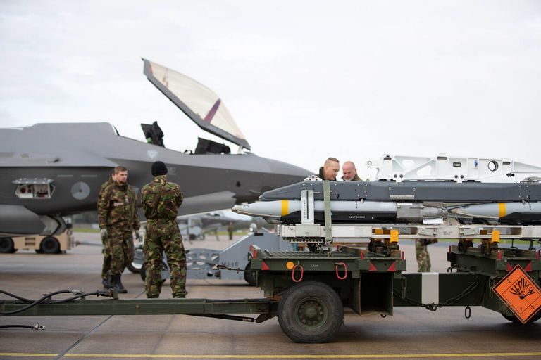 Inpakken en verzendklaar maken van alle spullen die nodig zijn bij een verplaatsing van een F-35 eenheid (foto: defensiekrant).