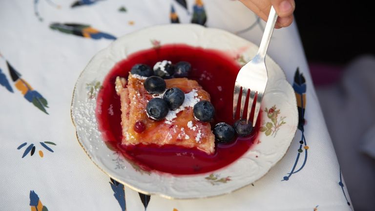 Het toetje: kisselpudding. Griesmeelpudding met bessengelei (foto: Chesak Alina).