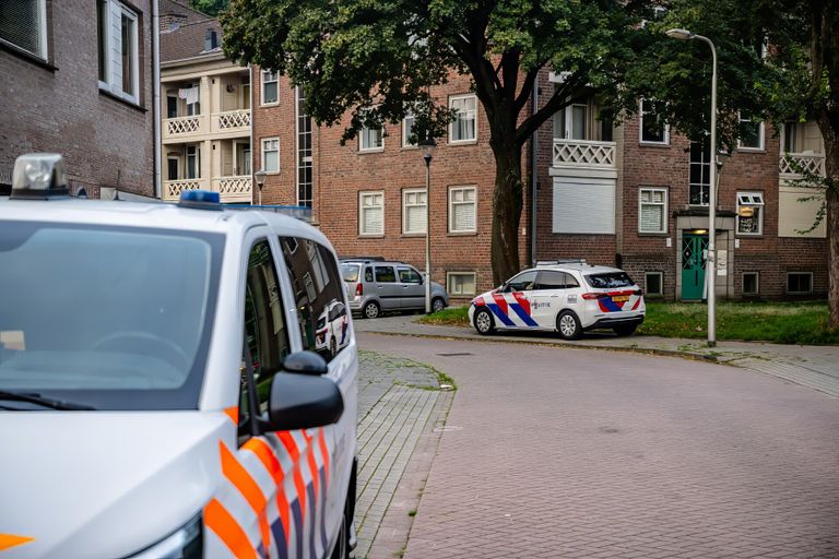 De politie doet onderzoek rond een appartementencomplex aan de Hasseltstraat in Tilburg (foto: Jack Brekelmans/SQ Vision).