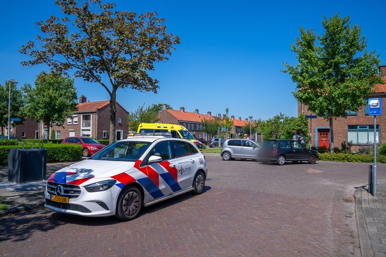 Een van de bestuurders moest worden nagekeken door ambulancepersoneel (foto: Iwan van Dun/SQ Vision).