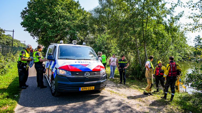 De politie omsingelde de plas, waardoor de man geen kant meer op kon (foto: SQ Vision).