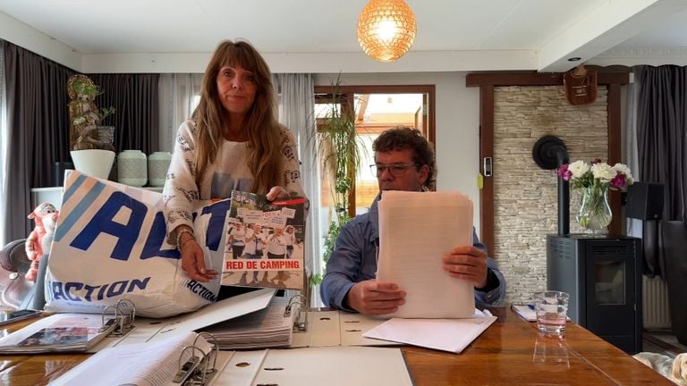 Deborah en Berry met alle administratie over hun juridische strijd (foto: Omroep Brabant). 