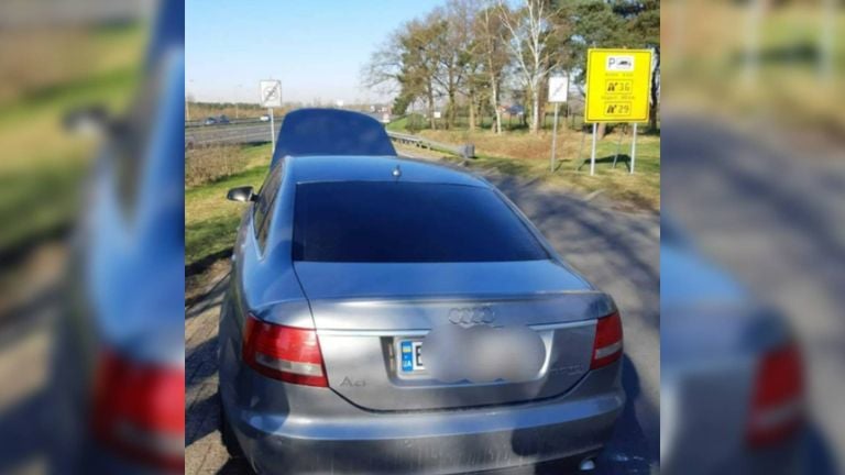 De auto stond met pech langs de A67 (foto: politie Someren/Instagram).