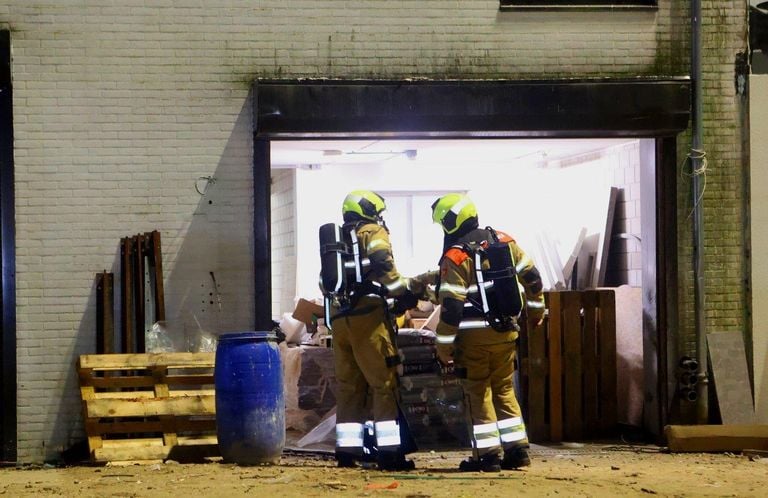 De brandweer bij de plek waar het vuur woedde (foto: Bart Meesters/Meesters Multi Media/SQ Vision Mediaprodukties).
