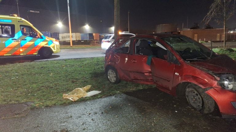 De zwaar beschadigde auto in Moerdijk (foto: Remco de Ruijter/Persbureau Heitink).