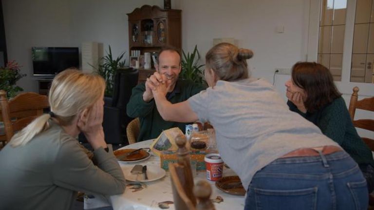 Maud pakt een fyiek momentje met Evert (foto:  Boer zoekt Vrouw/KRO-NCRV).