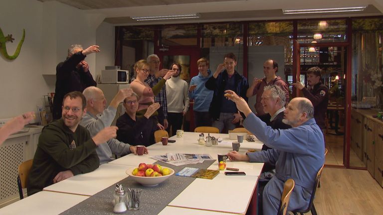 Beschuit met met muisjes ter ere van de 'dinobaby'.