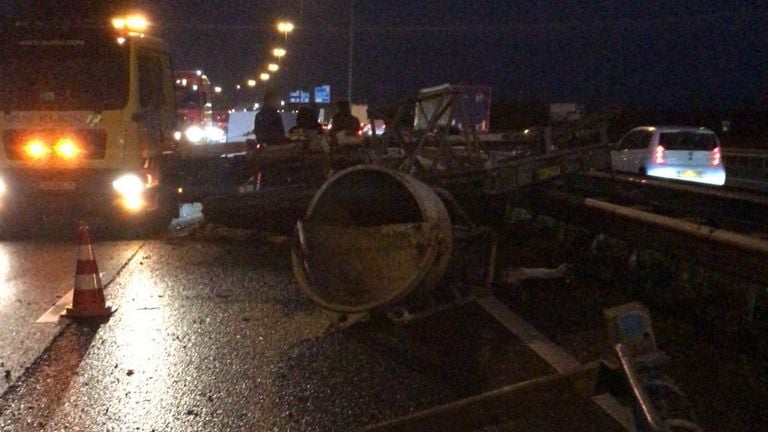 De betonmolen op de A27 (foto: Rijkswaterstaat Verkeersinformatie, via X).