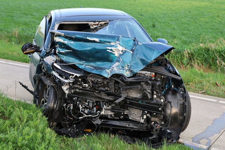 De schade aan de drie betrokken auto's is groot (foto: SKL-Media).