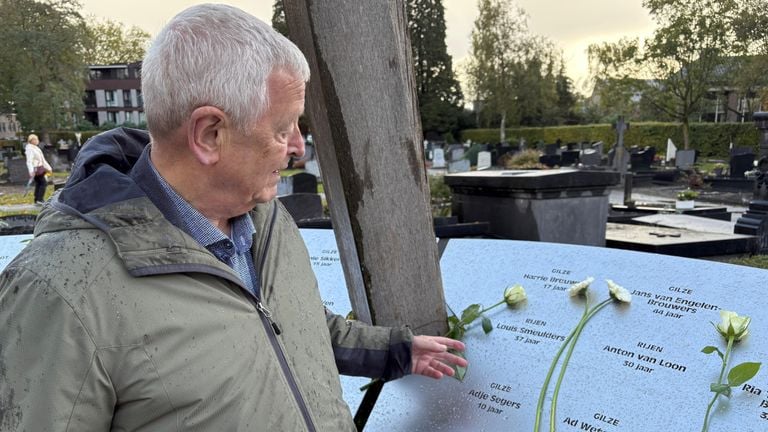 Herman Smeulders bij het monument voor onder andere zijn vader (foto: Pieter Soethout)