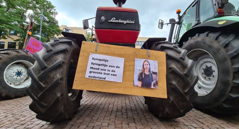 Een boos bord richting minister Schouten, achterop een trekker (Foto: Noël van Hooft). 