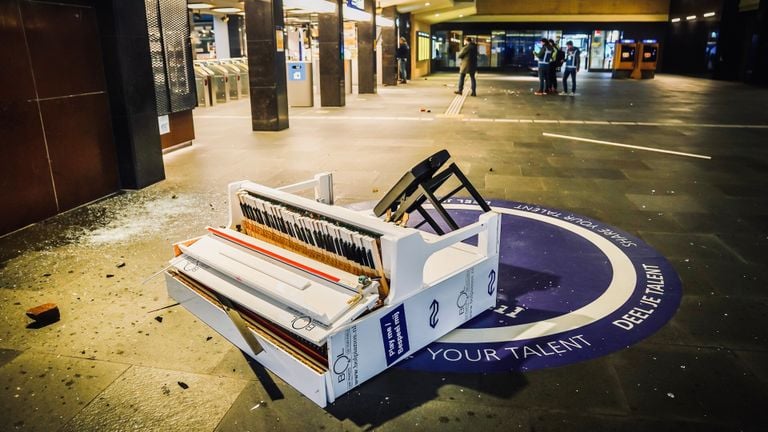 De zwaar gehavende piano na de rellen (foto: SQ Vision Mediaprodukties).