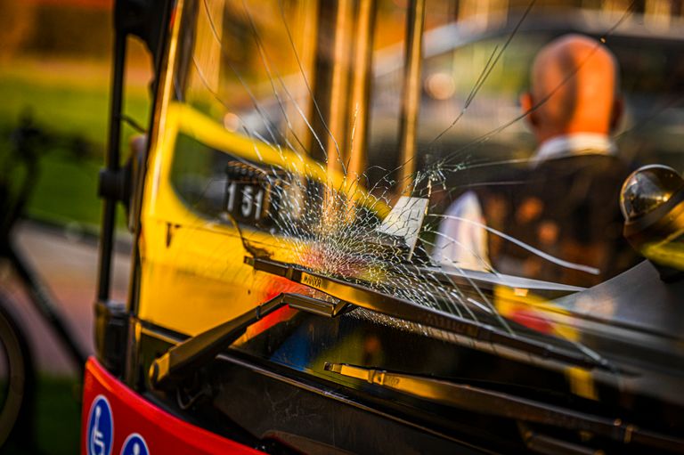 De fietser raakte na de botsing met zijn hoofd de voorruit van een stadsbus (foto: SQ Vision).