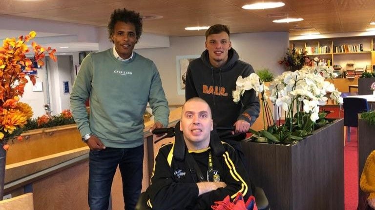 Ook Pierre en Sydney van Hooijdonk kwamen bij Jeroen op bezoek (privéfoto).
