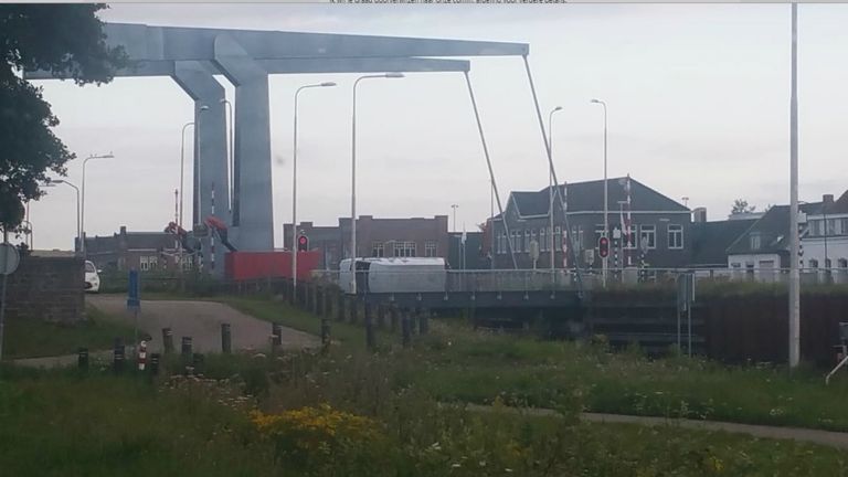 Een bestelbus kantelde op een brug in Beek en Donk 