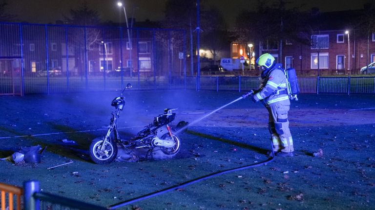 De scooter stond op een Cruyff Court in Oss (foto: Gabor Heeres/SQ Vision).