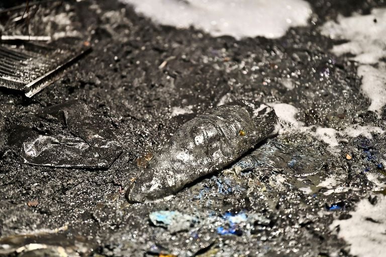 Bij de uitgebrande auto werd een klein plastic flesje gevonden (foto: Rico Vogels/SQ Vision).