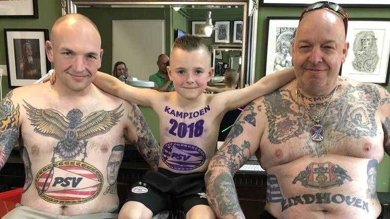 Opa en vader van Cristiano hebben een echt PSV-tattoo,  hun kleinzoon vooralsnog een nepper (foto:Rogier van Son) 