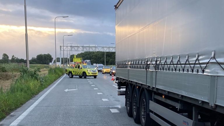 Vanwege de kapotte vrachtwagen was de verbindingsweg naar de A27 dicht (foto: Twitter Rijkswaterstaat).