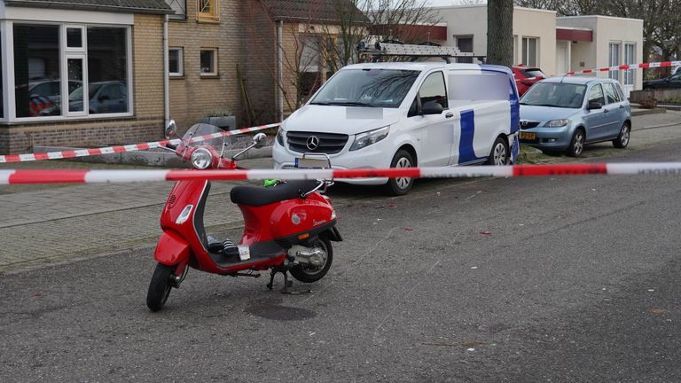 Snorfietser rijdt tegen geparkeerde bestelbus (foto: WdG/SQ Vision).