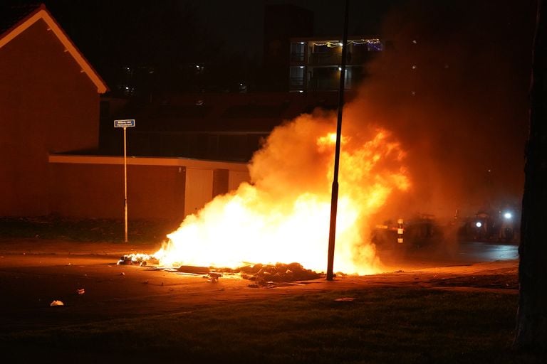 De Wensel Cobergherstraat in Breda werd geblokkeerd met containers en in brand gestoken. 