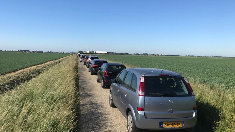 De aardappelactie in Dinteloord sloeg duidelijk aan (foto: Joris van Aalst).