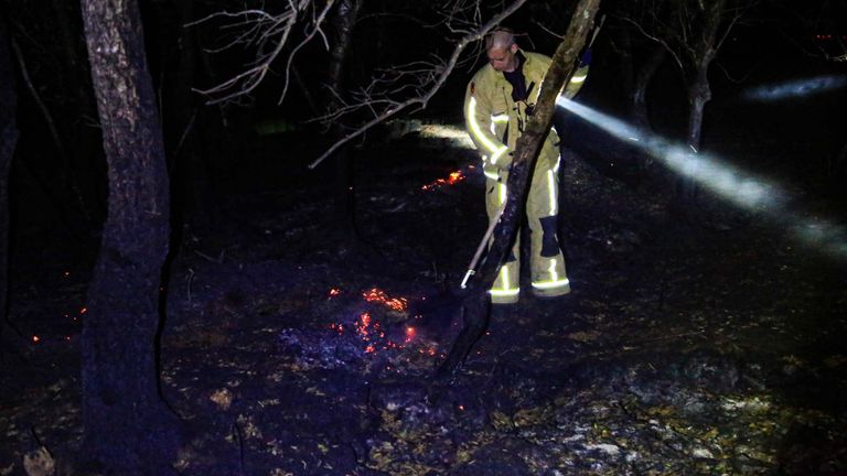 De brandweer doofde het oplaaide vuur in de Deurnese Peel (foto: Harry Grijseels/SQ Vision).