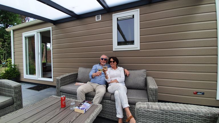 Wil en Els op het terras van hun nieuwe chalet. (Foto: Collin Beijk)