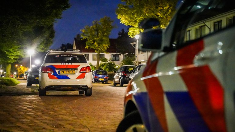 Meerdere politie-eenheden werden zondagnacht naar de Eindhovense Cavallilaan gestuurd (foto: Sem van Rijssel/SQ Vision).