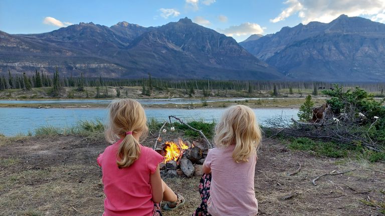 Tess en Gwen roosteren marshmallows boven een vuurtje in Canada